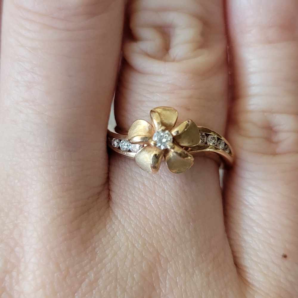 Na Hoku 14K Yellow Gold Plumeria Ring with 0.19 Carats (total weight) of Diamond